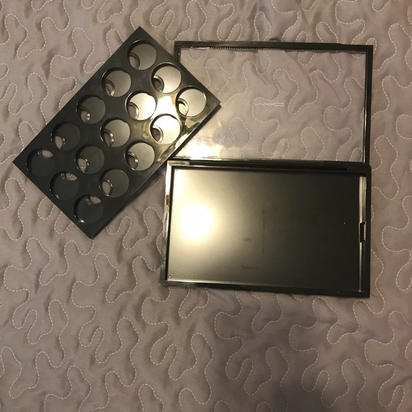 M•A•C Palette - Picture 3 of 3